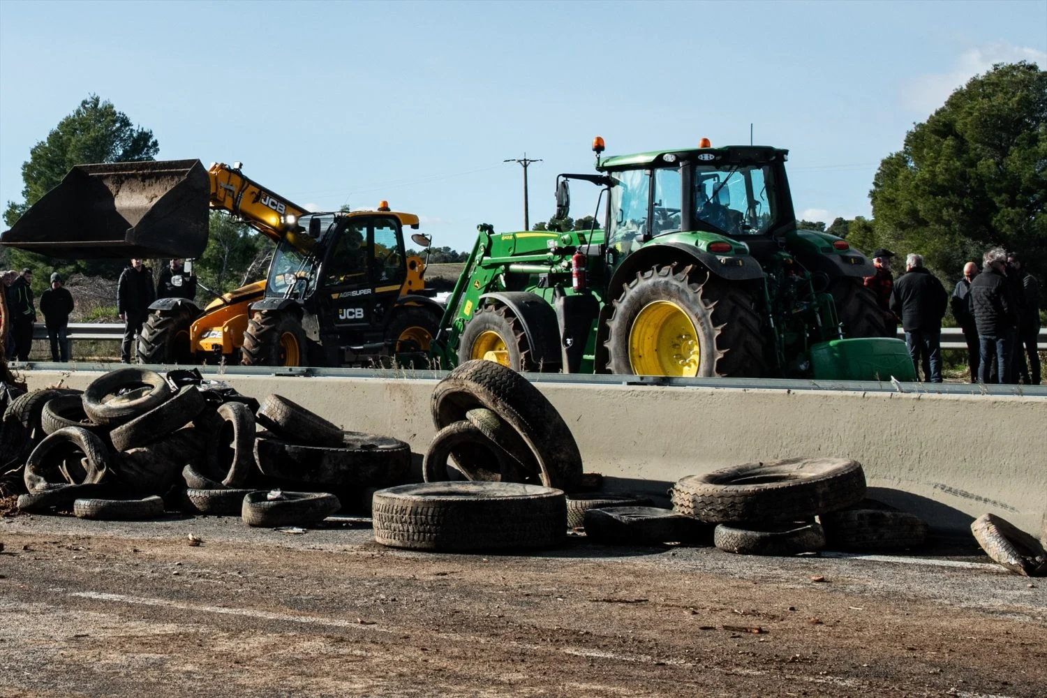 Agricultores y ganaderos cortan la AP-7 con tractores y rollos de paja, a 10 de enero de 2026, en Pontós, Girona, Cataluña (Fuente: Agencias) Agricultores y ganaderos cortan la AP-7 con tractores y rollos de paja, a 10 de enero de 2026, en Pontós, Girona, Cataluña (Fuente: Agencias)
