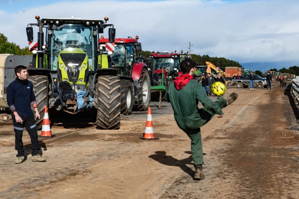 EuropaPress 7208516 agricultores ganaderos cortan ap 7 tractores rollos paja 10 enero 2026 Moncloa
