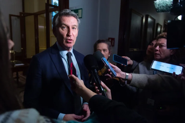 Las 20 preguntas de Feijóo para cercar a Sánchez y exigir respuestas al «colapso» ferroviario