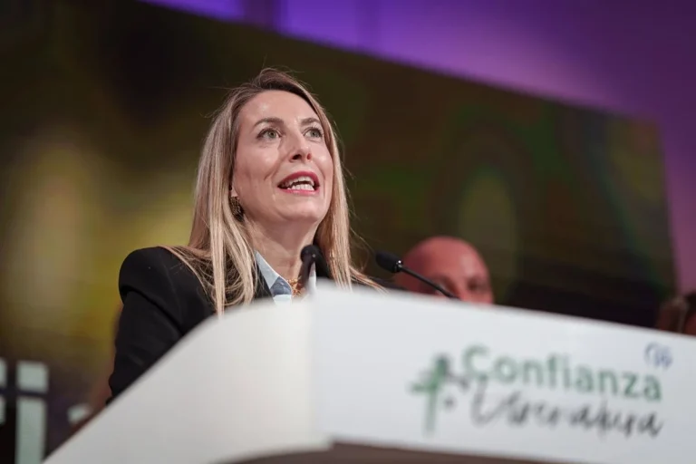 María Guardiola, de mirlo blanco a cisne negro en el PP tras varias aciagas semanas