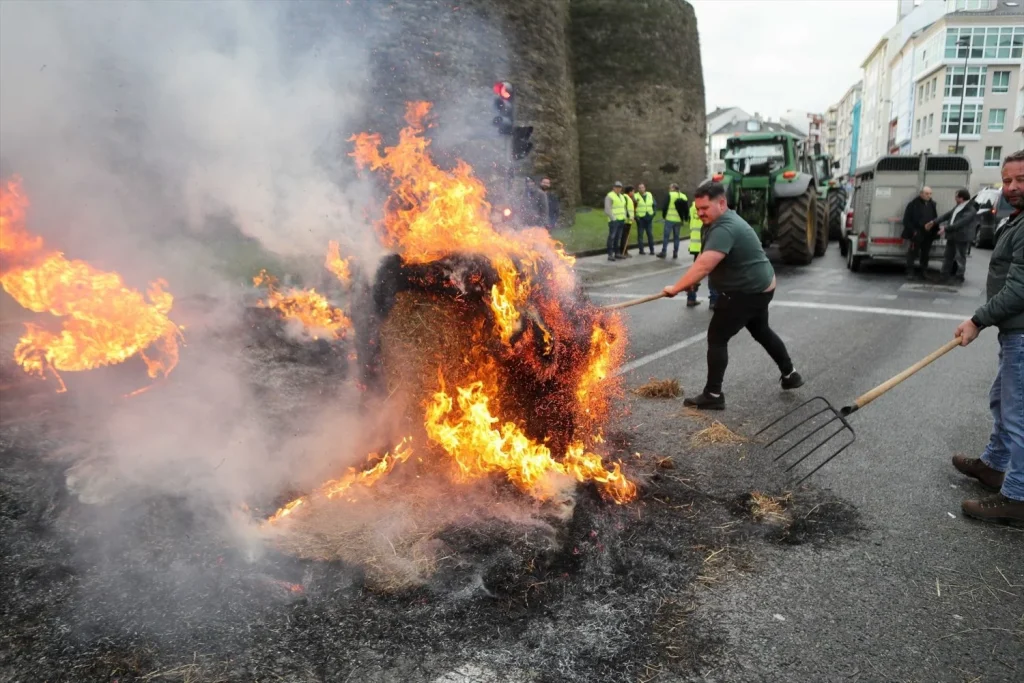 Hoguera de manifestantes de la tractorada que rodea la Muralla de Lugo desde el pasado lunes, frente a la Delegación de la Xunta de Galicia (Foto: Agencias)