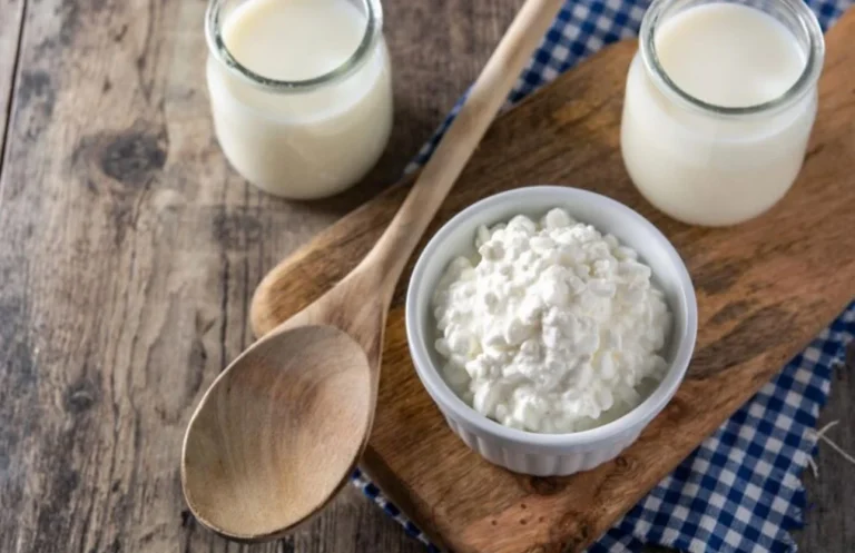 Lo que le ocurre a tus riñones si comes kéfir todos los días, según los expertos