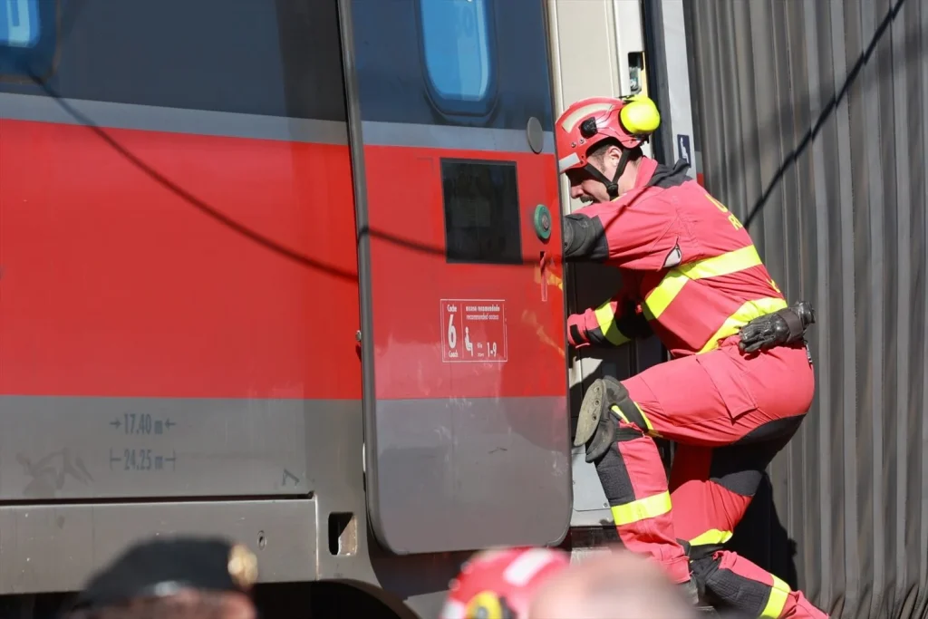 Un agente de la Unidad Militar de Emergencias (UME) trabaja en el lugar del accidente, a 20 de enero de 2026, en Adamuz, Córdoba, Andalucía (Fuente: Agencias)
