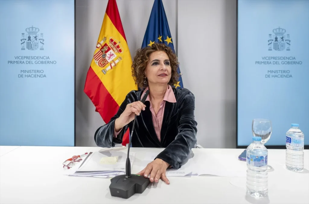 Feijóo exige cuentas al Gobierno de Sánchez por el gasto oculto en Defensa 1 Moncloa La vicepresidenta primera y ministra de Hacienda, María Jesús Montero (Fuente: Agencias)