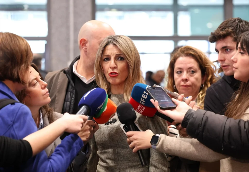 La vicepresidenta segunda y ministra de Trabajo y Economía Social, Yolanda Díaz, atiende a los medios de comunicación (Fuente: agencias)