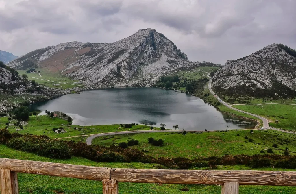 3 lugares de Asturias ideales para caminar entre paisajes increíbles 17 Moncloa Lagos de Covadonga