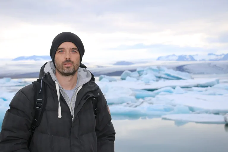 Era el galán de «Al salir de clase» y lo dejó todo por esto: hoy vende yoga en un centro y no lo reconoces