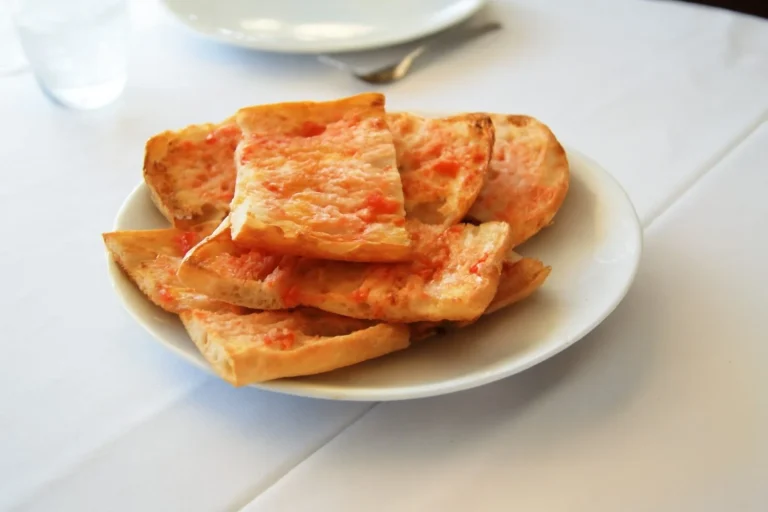 El pan con tomate catalán no se ralla ni se pica: el secreto es tan simple que no entendemos por qué tu abuela nunca te lo ha contado
