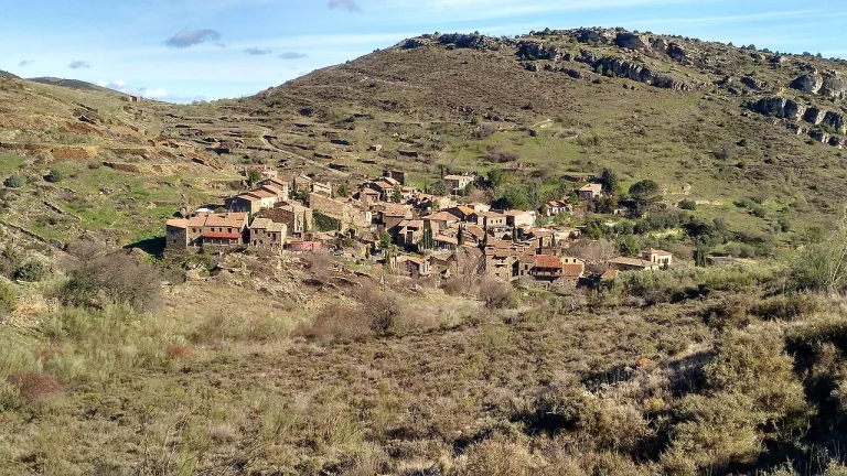 A 1 hora de Madrid descubrirás por qué Patones es el pueblo español más «negro» que existe: pizarra que hipnotiza