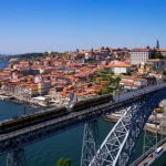 La ciudad más melancólica del norte de Portugal donde el fado universitario, los azulejos y la lluvia lo envuelven todo