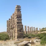 El pueblo de Aragón con una iglesia románica llena de simbolismo sobre la lujuria humana