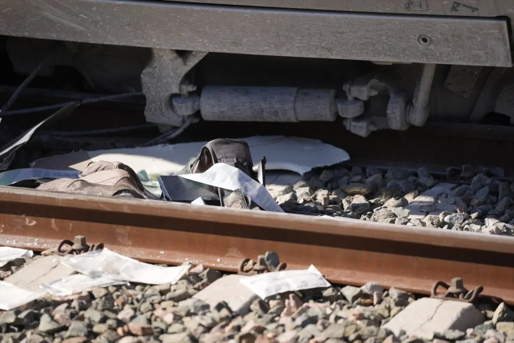 Objetos en las vías, a 20 de enero de 2026, en Adamuz, Córdoba, Andalucía (Fuente: agencias)