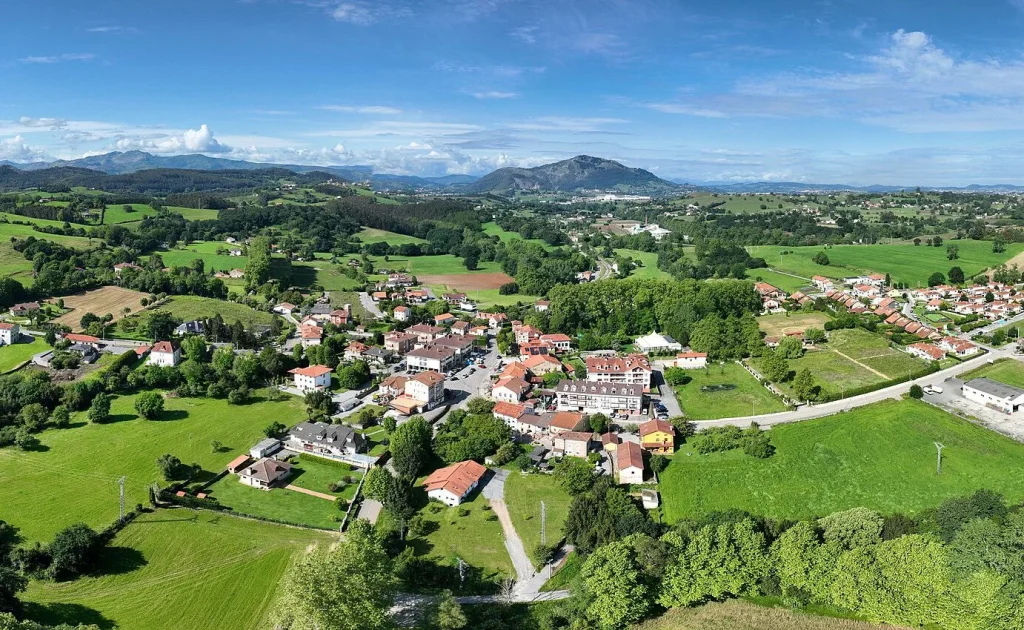 Villaverde de Pontones, un pueblo pequeño con una mesa inmensa