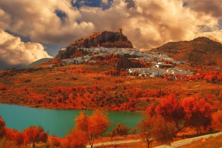 Zahara de la Sierra ya tiene más reservas que tu playa de siempre y ni siquiera tiene mar