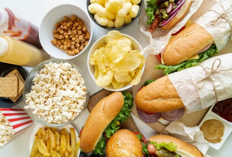 Un experto advierte sobre lo que los ultraprocesados podrían estar haciendo en tu salud sin que lo notes