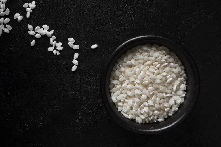 El arroz bomba enfriado antes de socarrar: el secreto del punto ‘callejero’ de la paella valenciana que hacían los pescadores y olvidamos