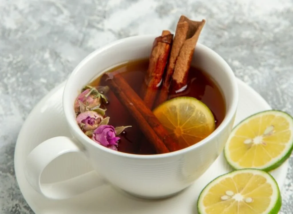 ¿El té caliente hidrata de verdad? Esto es lo que dicen los expertos 13 Moncloa Por qué el té caliente ayuda a digerir mejor