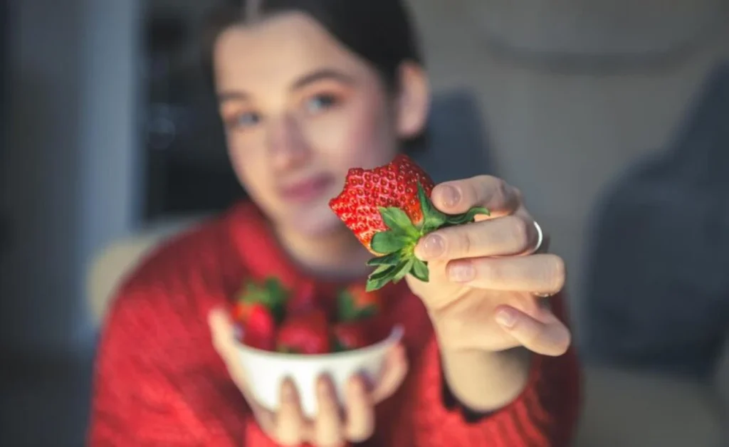 Fresas y otros alimentos que miman los dientes desde dentro