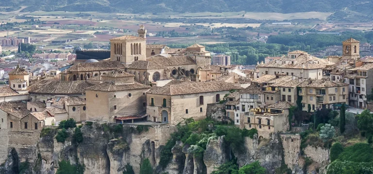 Viaje secreto a Cuenca: acantilados y casas colgantes con tren Avlo desde Madrid por 18€ y casas rurales desde 21,25€