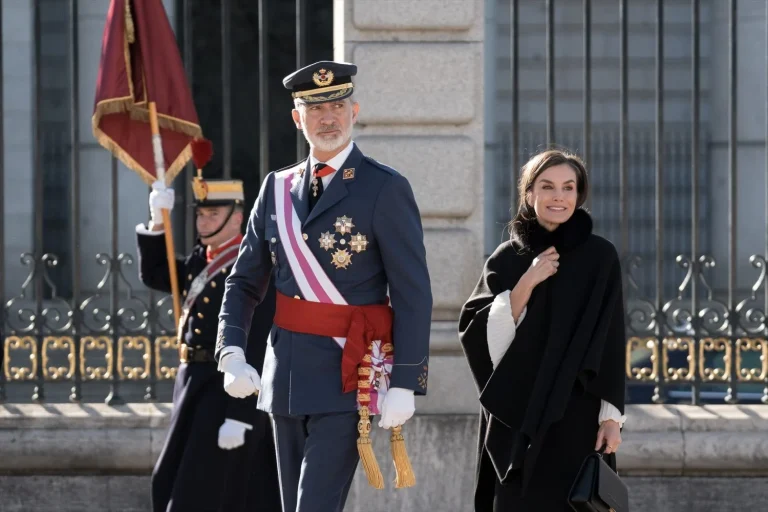 Los soldados celebran la presencia del Rey Felipe VI en una jura de bandera