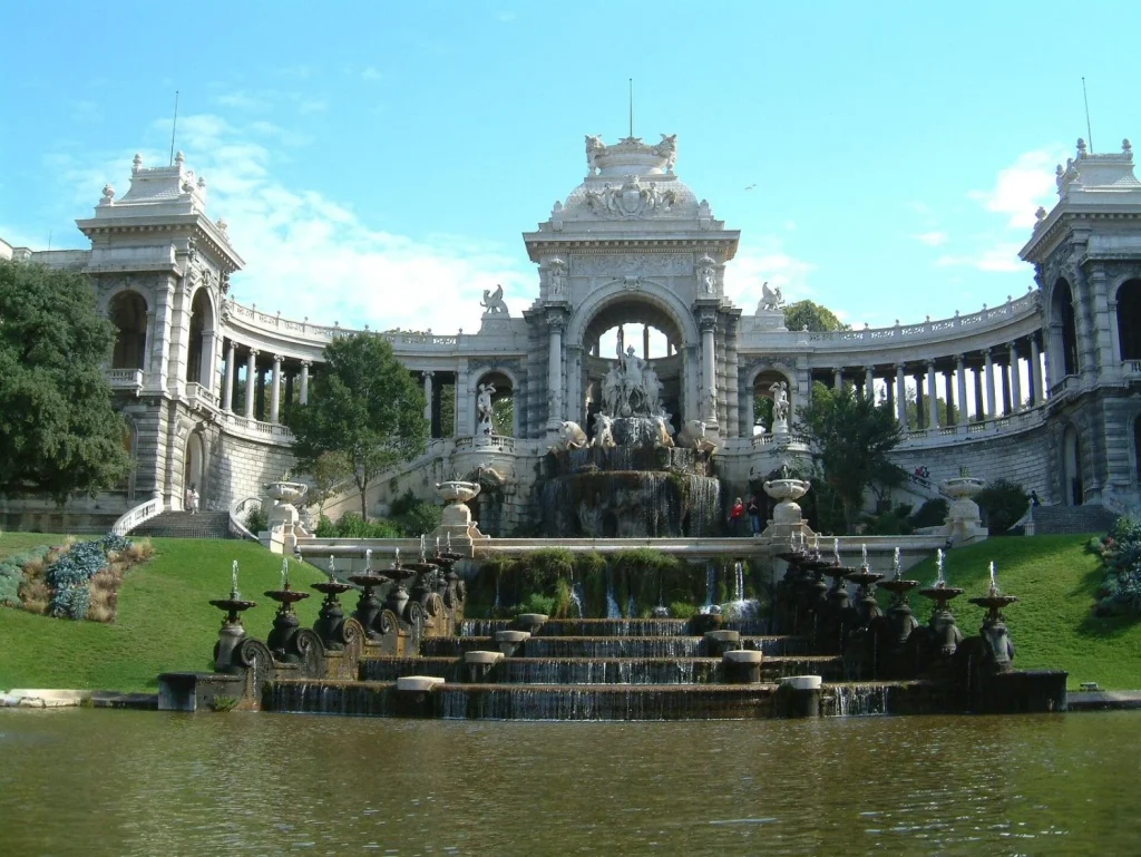 Marsella, la ciudad francesa que mezcla tradición, puerto y un carácter imposible de imitar 7 Moncloa El puerto y los barrios de Marsella