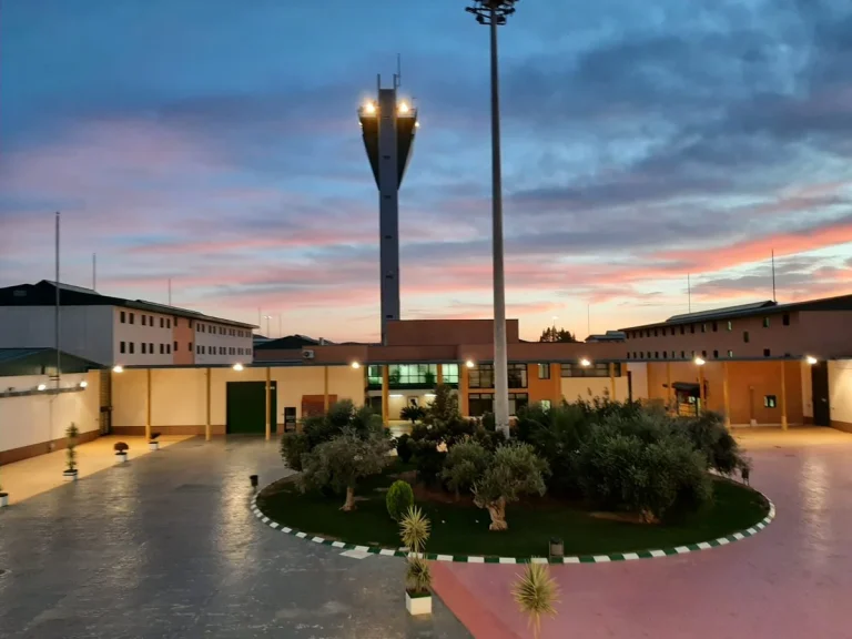 Una funcionaria de prisiones denuncia que no trasladan al preso que la acosó