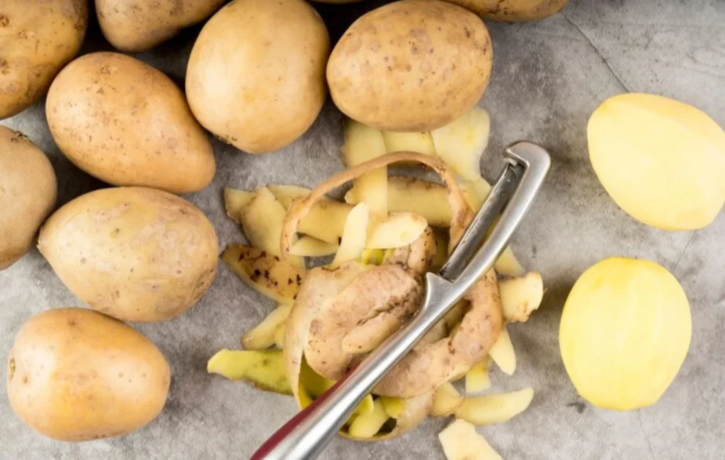 Patatas verdes y con brotes, uno de los alimentos tóxicos más comunes de lo que parece