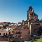 El rincón secreto de Castellón donde las torres medievales conducen a un embalse de aguas turquesas
