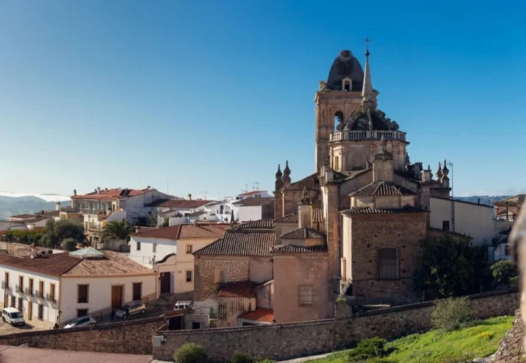 El rincón secreto de Castellón donde las torres medievales conducen a un embalse de aguas turquesas