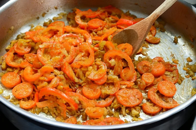 El secreto de abuelas españolas: 30 minutos de este sofrito generan sabor adictivo