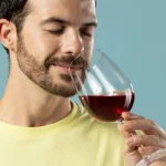 El falso truco para dormir mejor con alcohol y el daño real que causa al sueño