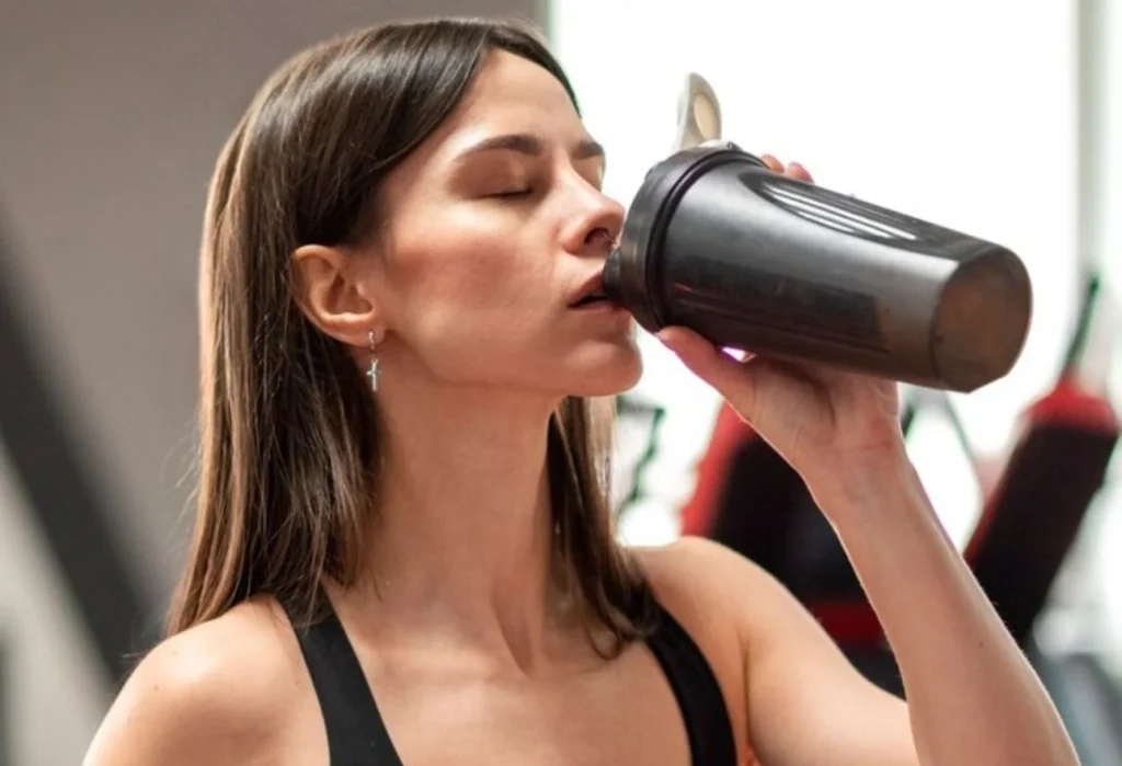 ¿Sientes tus músculos más débiles? Esto podría ayudarte más de lo que crees 10 Moncloa El gesto de tomar proteína antes de dormir