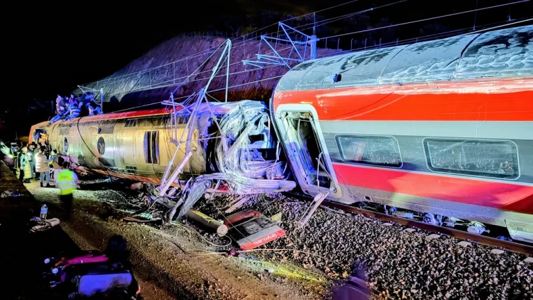 Tragedia en España: 41 muertos y 100 heridos tras chocar dos trenes de Alta Velocidad