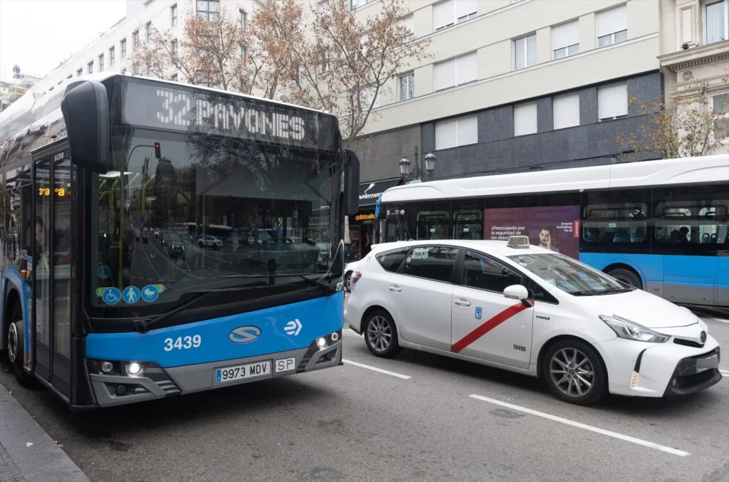 Autobuses circulan en una calle de Madrid (Fuente: Agencias)