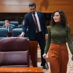 Ayuso rompe con Vox y carga contra el «tecnocomunismo» de Sánchez en una sesión explosiva