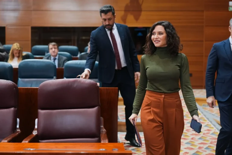 Ayuso rompe con Vox y carga contra el «tecnocomunismo» de Sánchez en una sesión explosiva