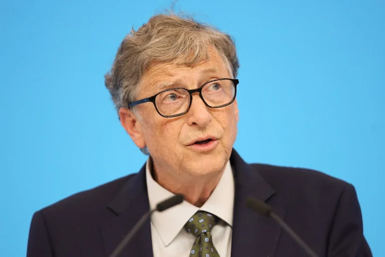 Bill Gates le pone fecha de caducidad a tu semana de 40 horas: «Trabajaremos tres días gracias a la IA»