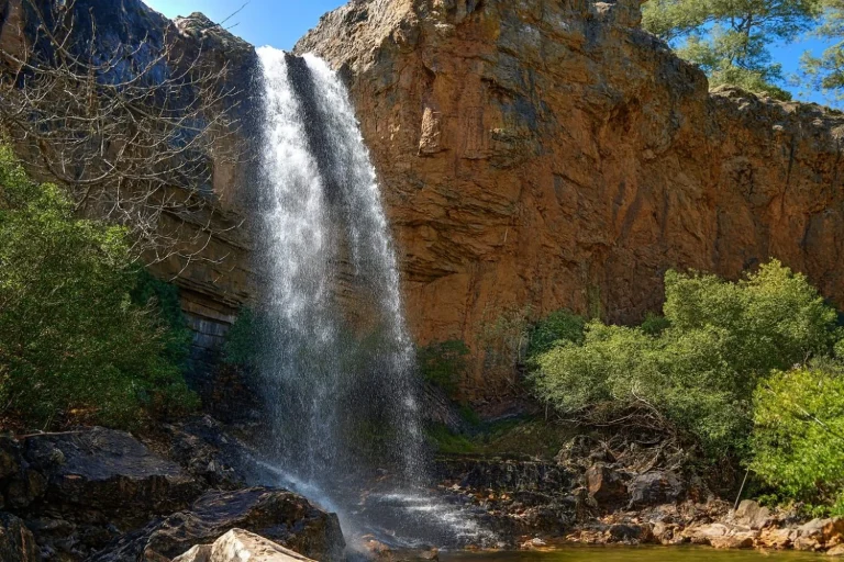 La estafa del Pozo de los Humos: esta cascada a 1h30 de Madrid y es más espectacular en marzo, gratis y los guías la ocultan