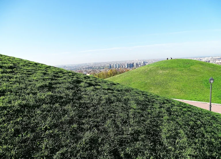 «He dejado de pagar 20€ por una azotea en Gran Vía»: El secreto de los madrileños para ver el mejor atardecer de la ciudad gratis