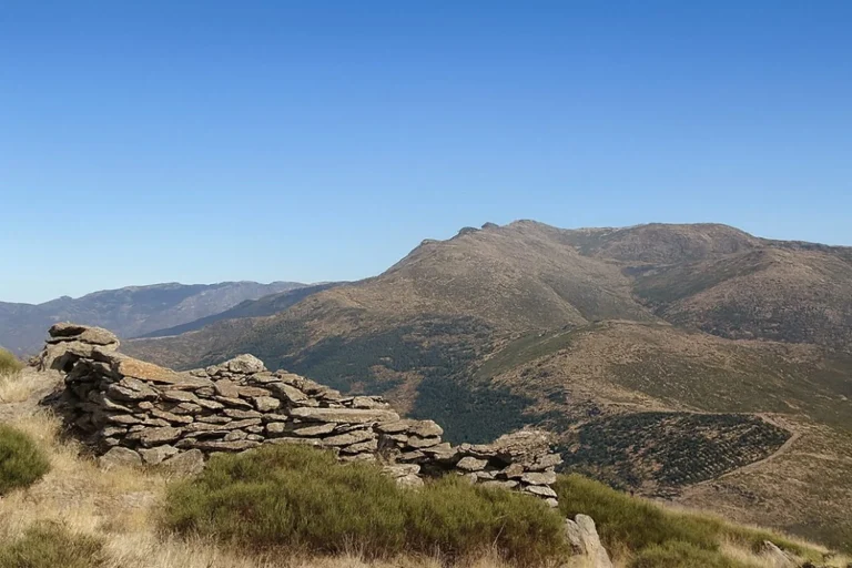 Parecen los Alpes Suizos pero es gratis y está a una hora de Madrid: la cascada secreta que deja en ridículo a cualquier parque de pago