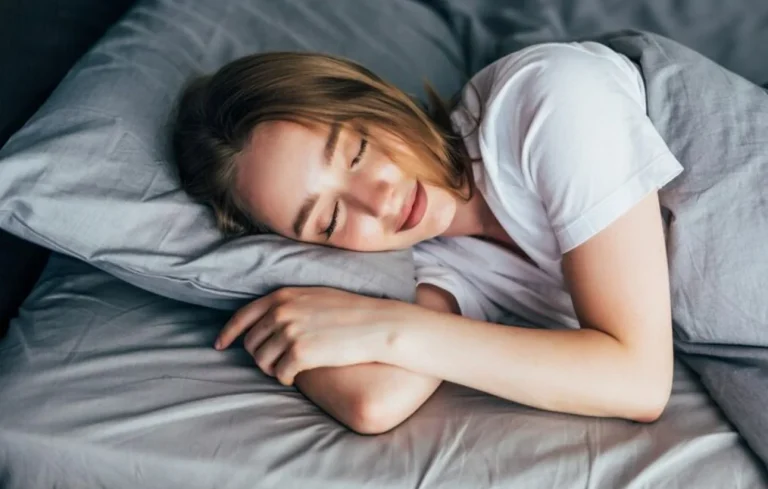 Qué es el sleepmaxxing, la moda viral que promete un sueño profundo