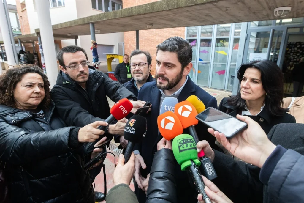 El candidato de VOX al Gobierno de Aragón, Alejandro Nolasco, ofrece declaraciones a los medios después de ejercer su derecho al voto (Fuente: Agencias)