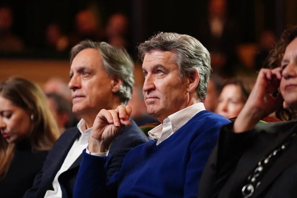 El presidente del PP, Alberto Núñez Feijóo (d), acompañado del alcalde de Salamanca, Carlos García Carbayo  (Fuente: Agencias)