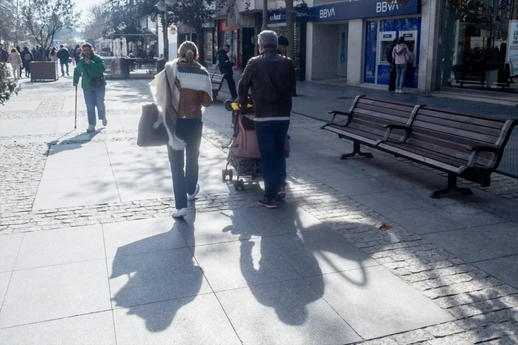 La dictadura de la maternidad tardía: Así han cambiado los nacimientos en Madrid 2 Moncloa EuropaPress 6509183 pareja lleva carrito bebe febrero 2025 madrid espana ayuntamiento madrid Moncloa