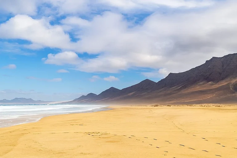 Es mucho más barato que coger el AVE: vuela a las Islas Canarias esta Semana Santa por menos de lo que te cuesta una cena en Madrid
