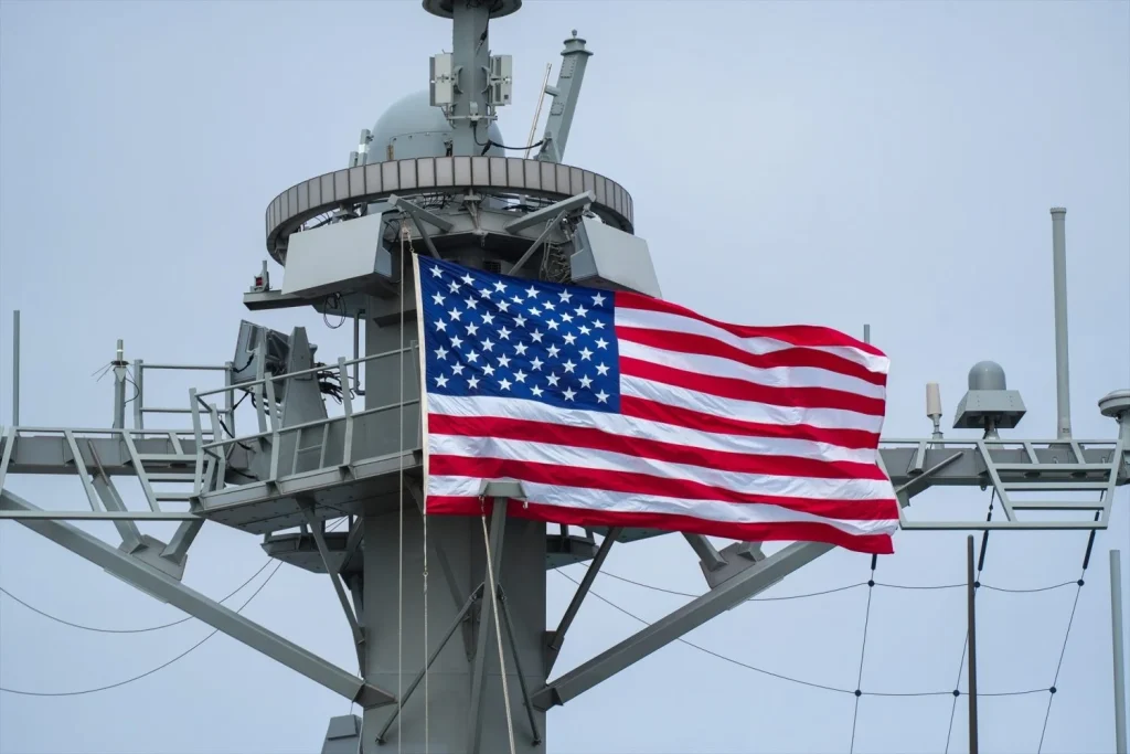 La bandera de USA hondea en la cubierta del USS Oscar Austin en el puerto de Rota (Fuente: Agencias)