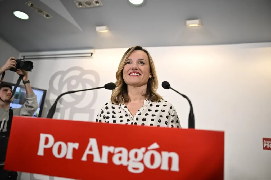 La candidata del PSOE a la Presidencia al Gobierno de Aragón, Pilar Alegría, ofrece una rueda de prensa tras el cierre de la noche electoral, en la sede autonómica del PSOE (Fuente: Agencias)