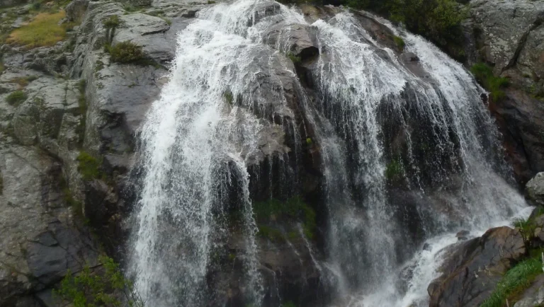 «No hace falta irse a Islandia para ver esto»: El impacto visual del salto de agua que deja a todos los senderistas con la boca abierta