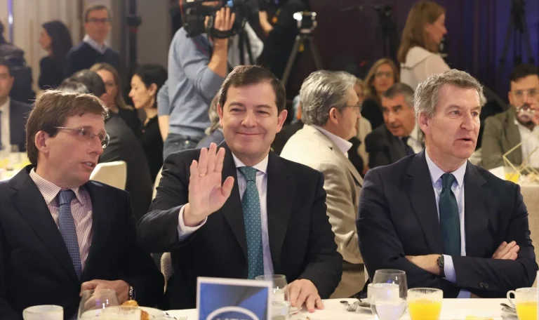 Mañueco se presenta en Madrid con miedo a nacionalizar su campaña electoral