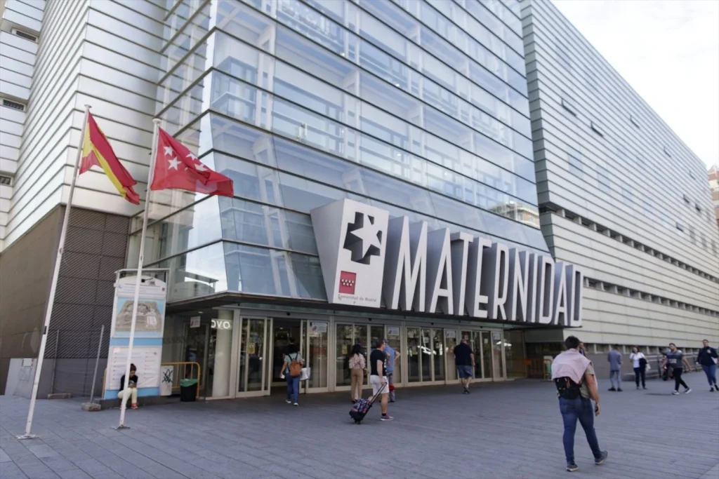 La dictadura de la maternidad tardía: Así han cambiado los nacimientos en Madrid 3 Moncloa Puerta principal de la Maternidad del Hospital General Universitario Gregorio Marañón de Madrid (Fuente: agencias)